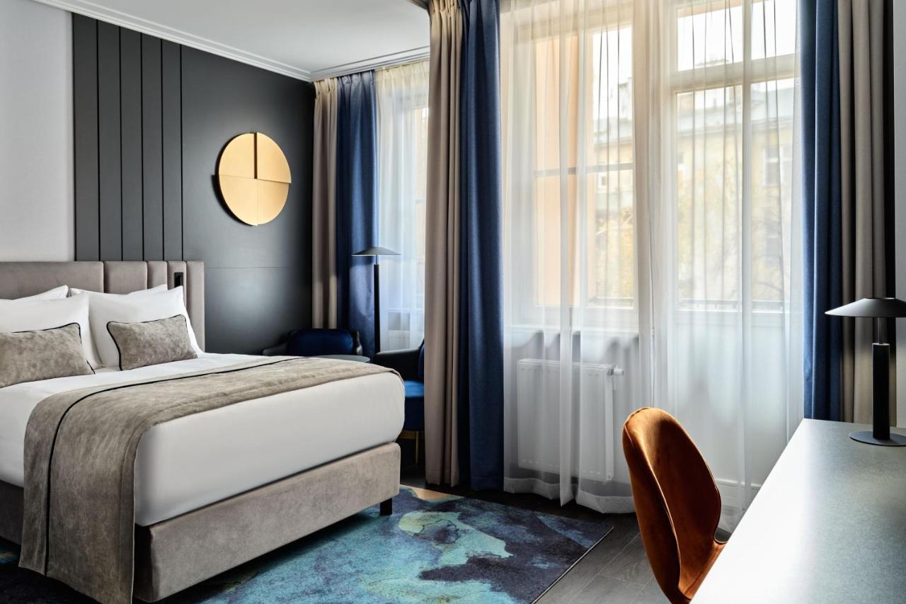 Deluxe, Guest room, 1 Double, Atrium view, Balcony
