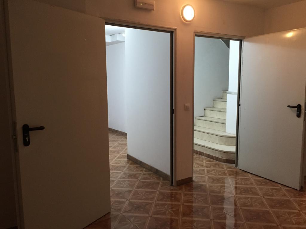Camera Doppia con Letti Singoli e Bagno in Comune