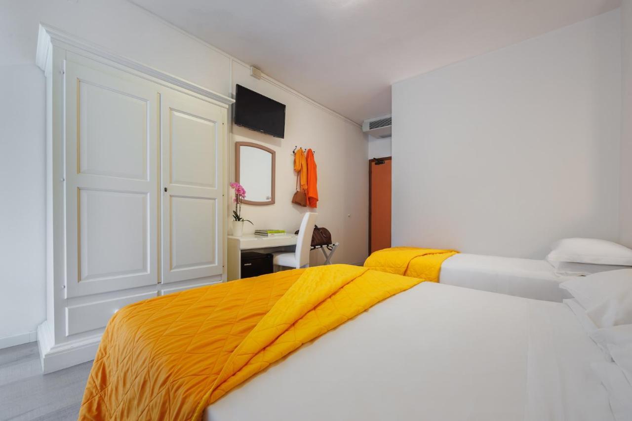 Dreibettzimmer mit Balkon