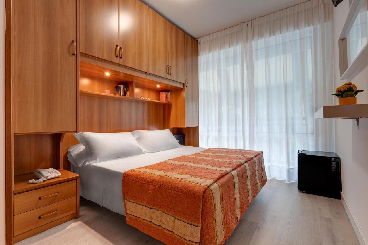 Doppel-/Zweibettzimmer mit Balkon