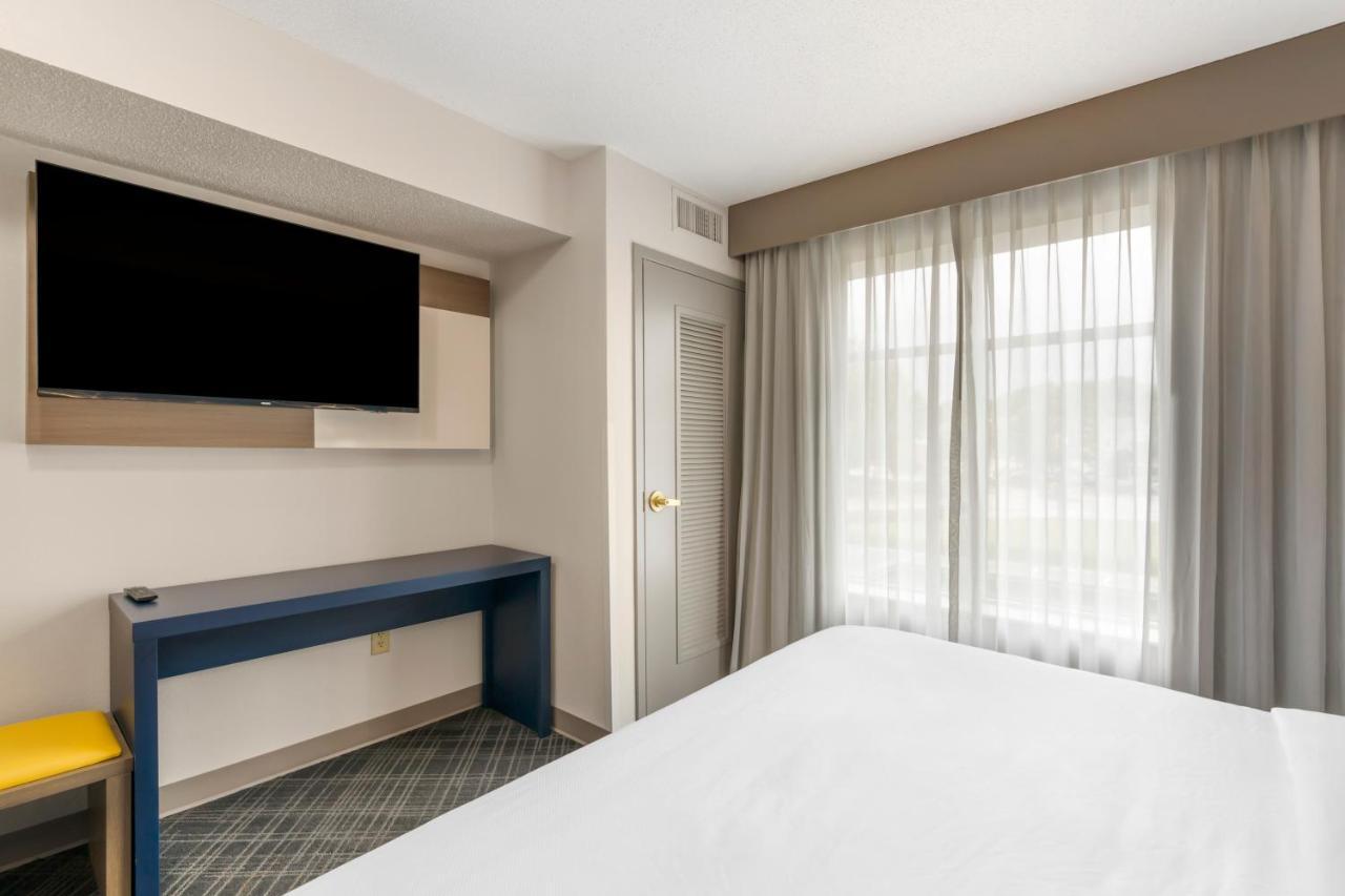 One-Bedroom King Suite - Non-Smoking