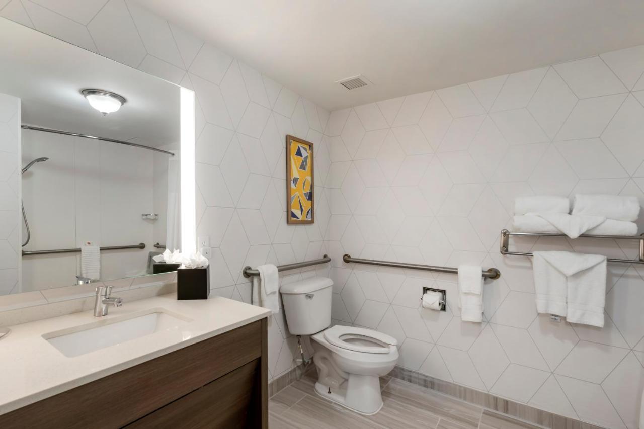 King Room with Disability Access Bathtub - Non-Smoking