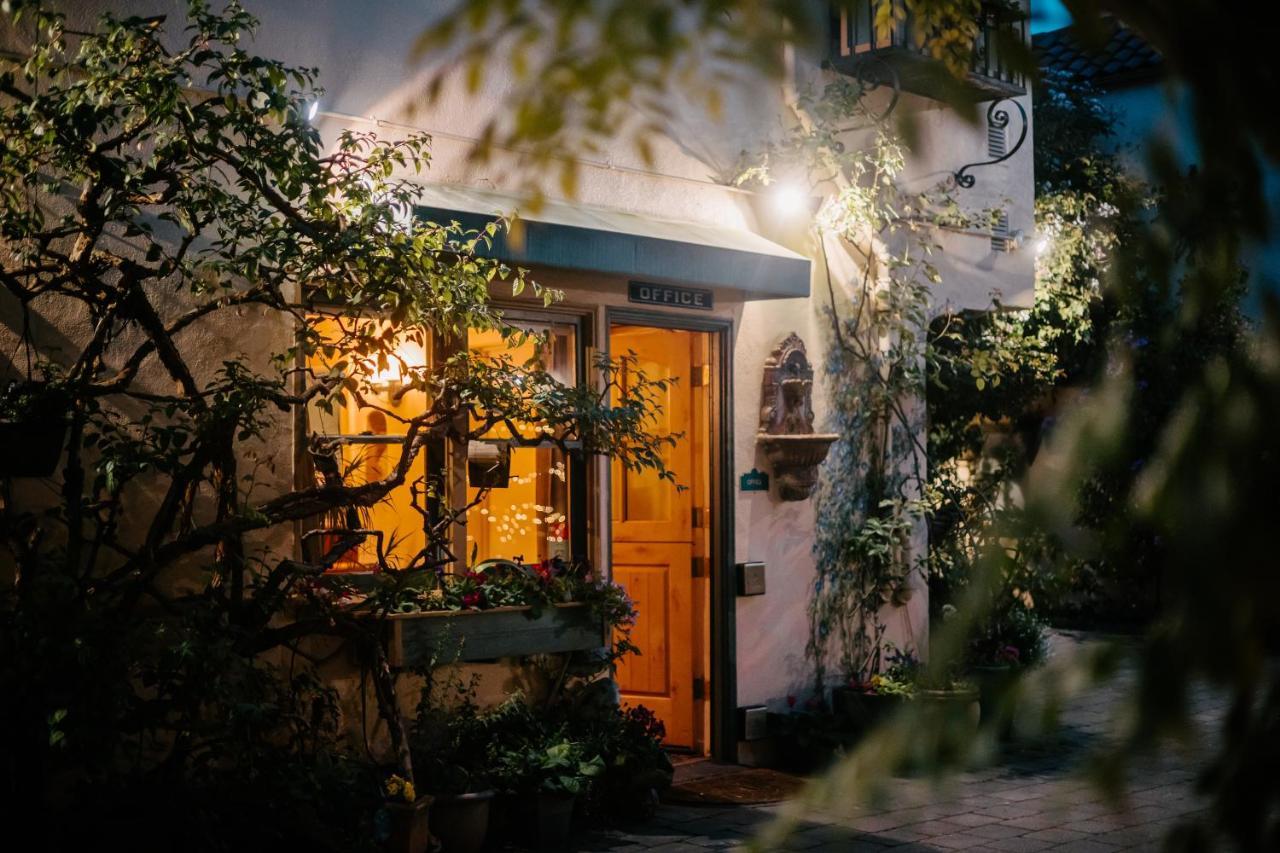Zimmer zum Innenhof mit 2 Doppelbetten (keine Haustiere)