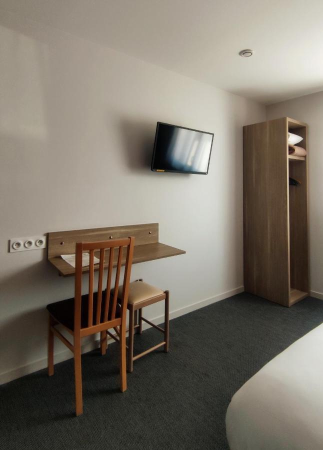 Chambre Lit King-Size avec Douche Accessible en Fauteuil Roulant - Adaptée aux Personnes à Mobilité Réduite