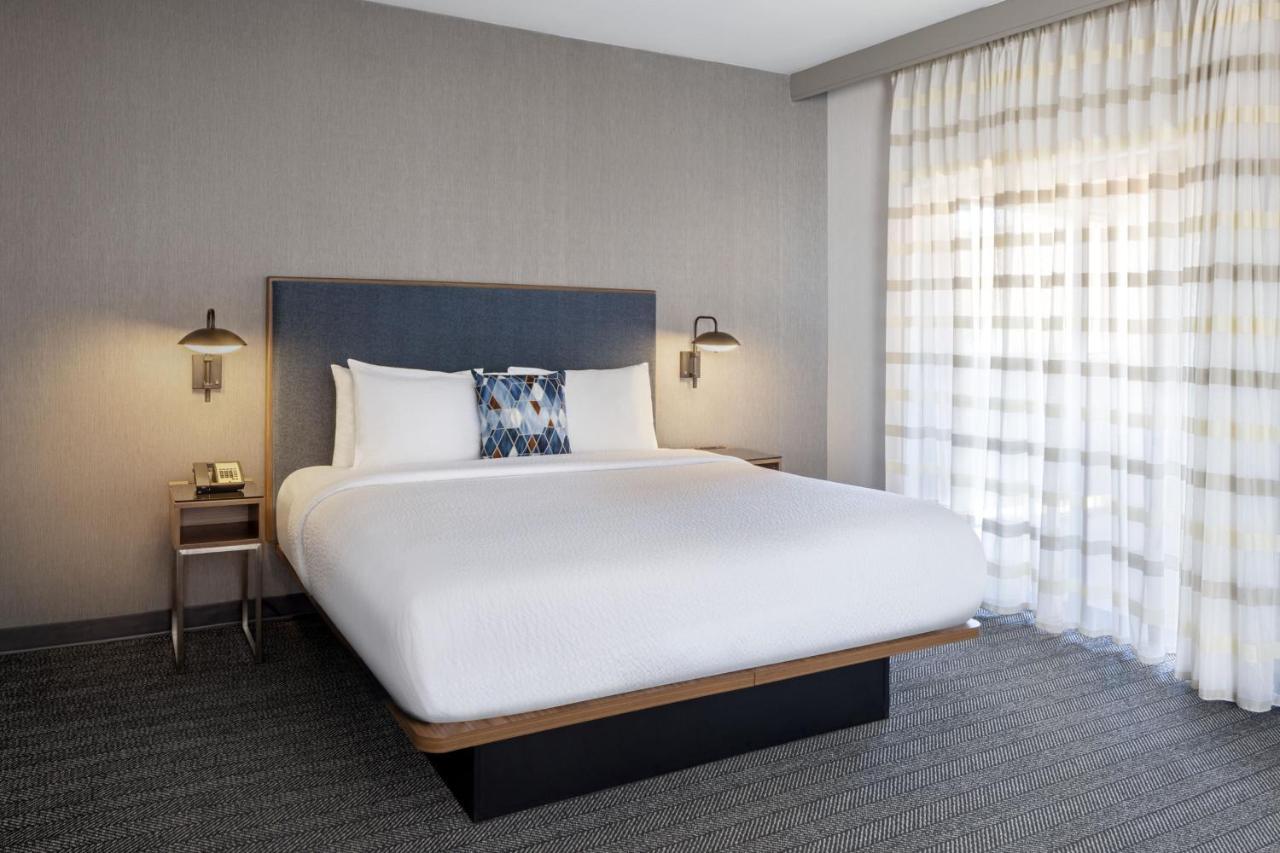 One-Bedroom Apartment King Bed Bathtub Sofa Bed Mobility Access or Hearing Accessible,1416409506:JPEG