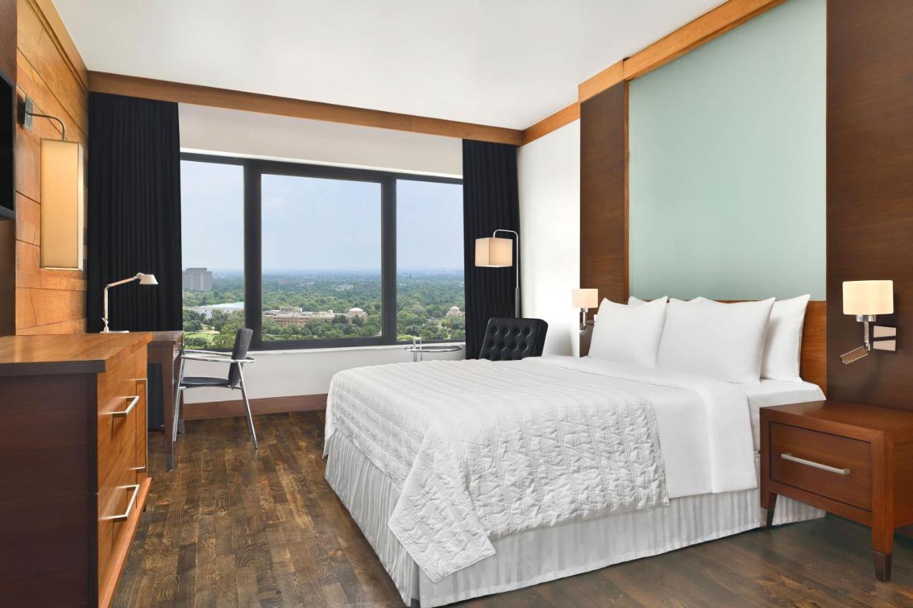 Habitación Club en la planta Club con 1 cama grande y vistas a la ciudad. Ofrece transporte desde el aeropuerto de ida y vuelta y acceso al salón Club que incluye té de la tarde de 15:00 a 17:00 y happy hour de 18:00 a 20:00.