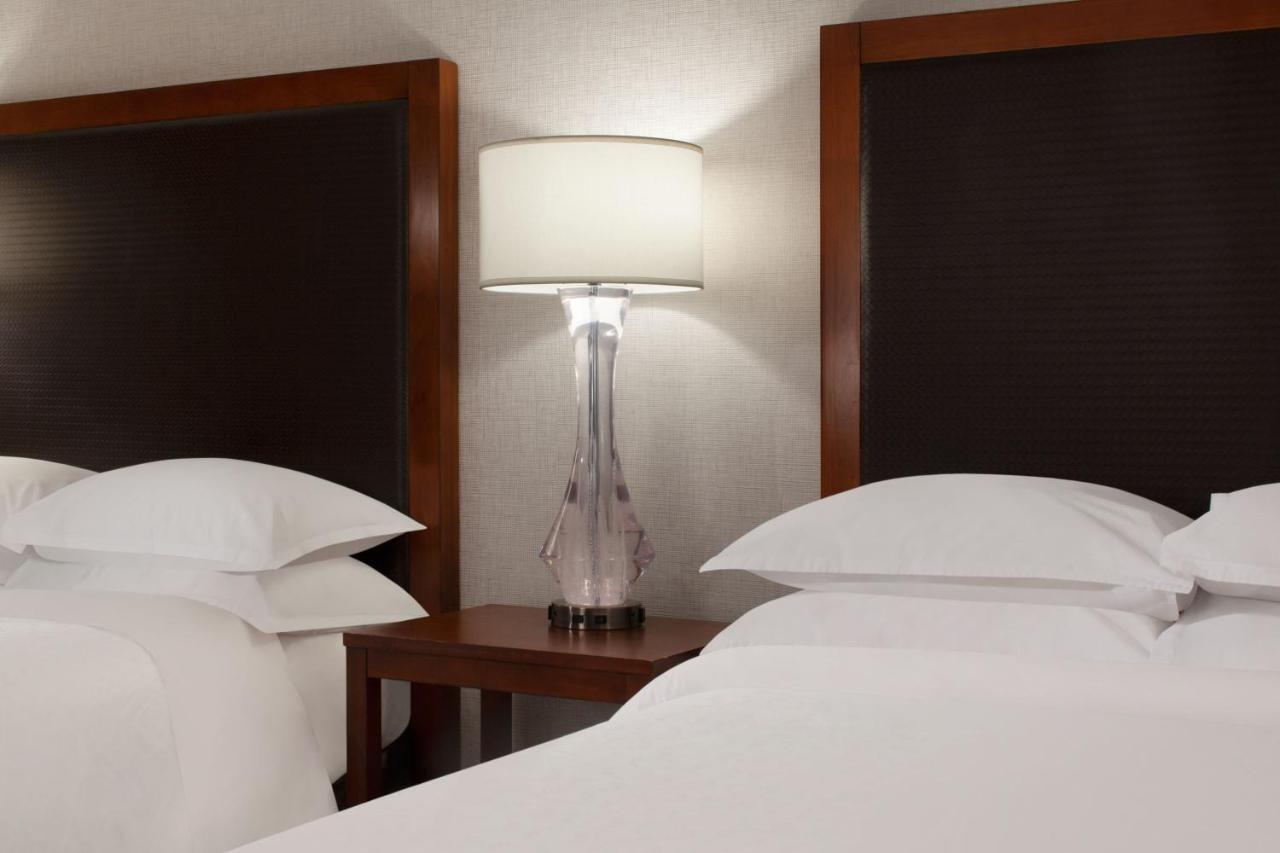 Deluxe, Guest room, 2 Double, Mountain or Bay view, High floor