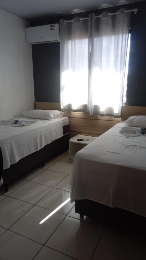 Quarto com 2 Camas de Solteiro
