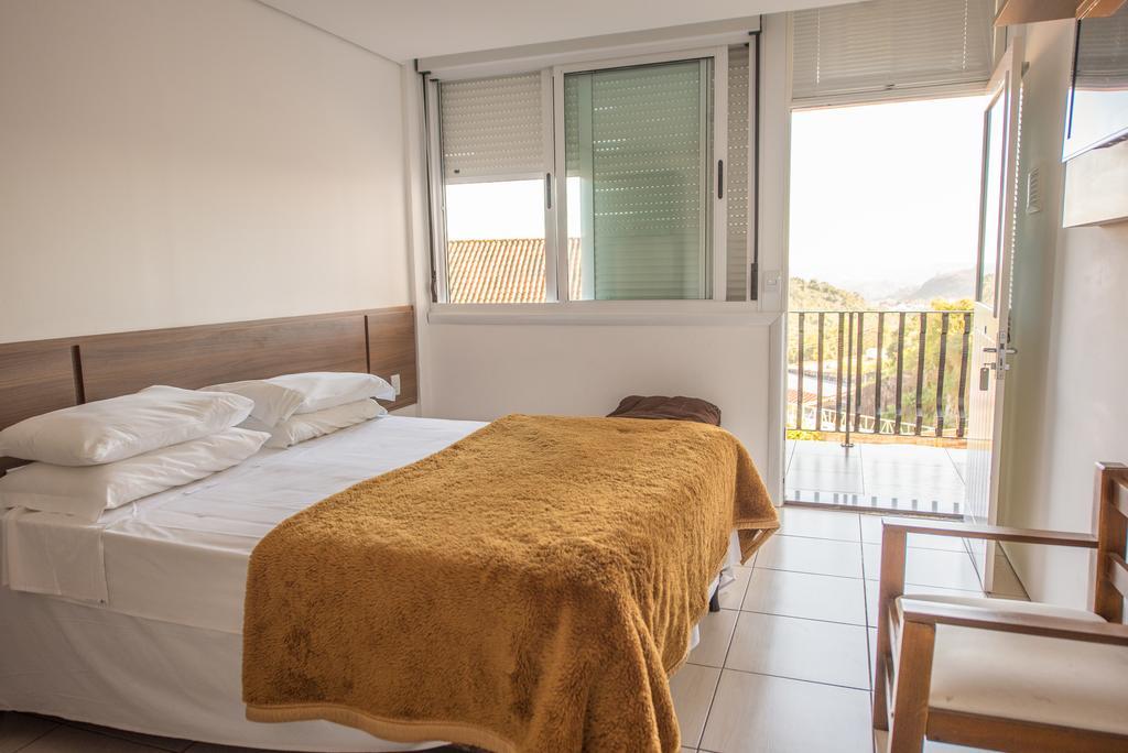 Quarto com Cama de Casal ou 2 de Solteiro