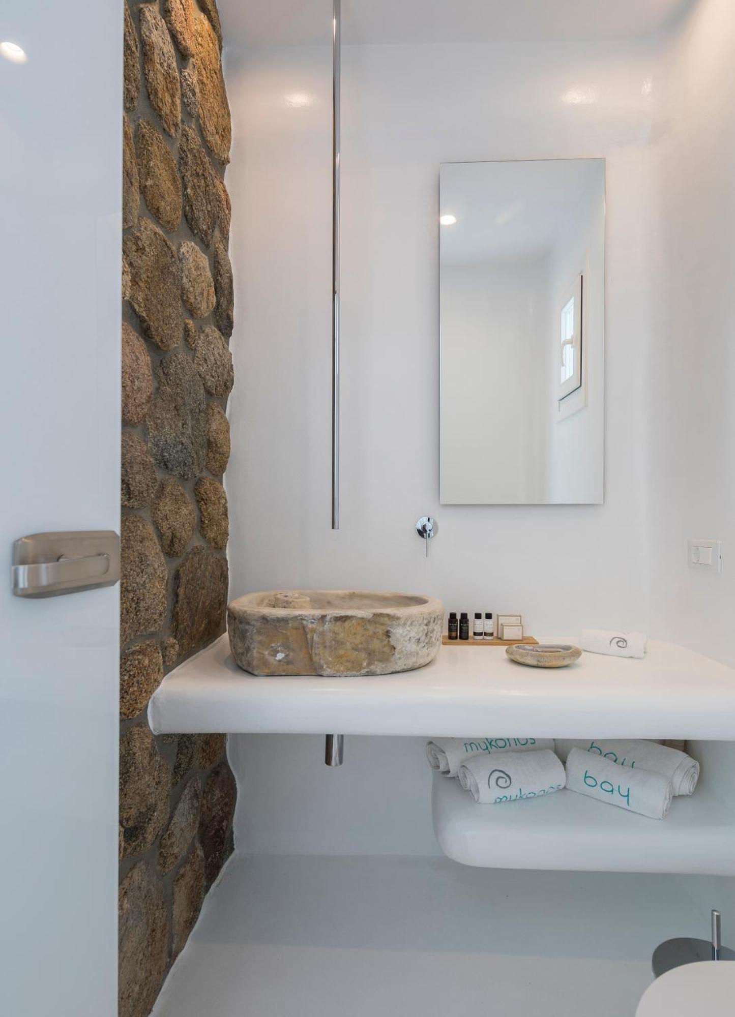 Luxe Privé Suite met 2 Slaapkamers, Kunst, Onoverdekte Hot Tub, Uitzicht op Zee en Eigen Zwembad - Bijgebouw