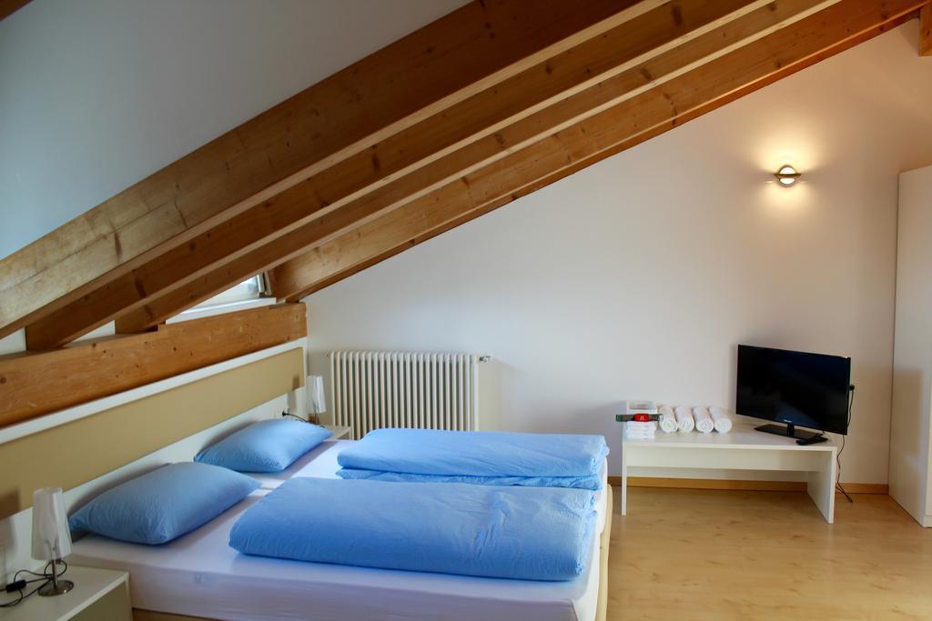 Camera Grande Matrimoniale/Doppia con Letti Singoli e con Bagno in Comune