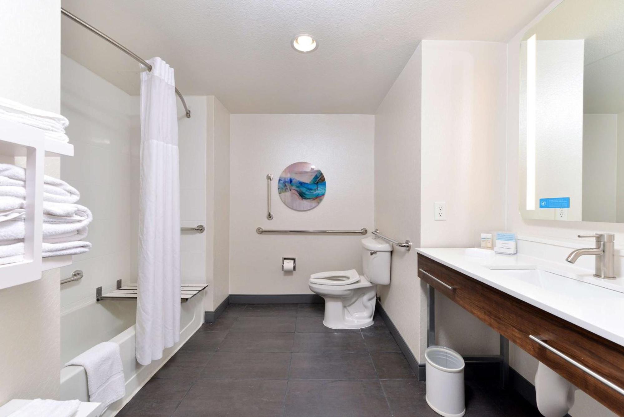 King Room with Accessible Tub - Mobility and Hearing Access/Non-Smoking
