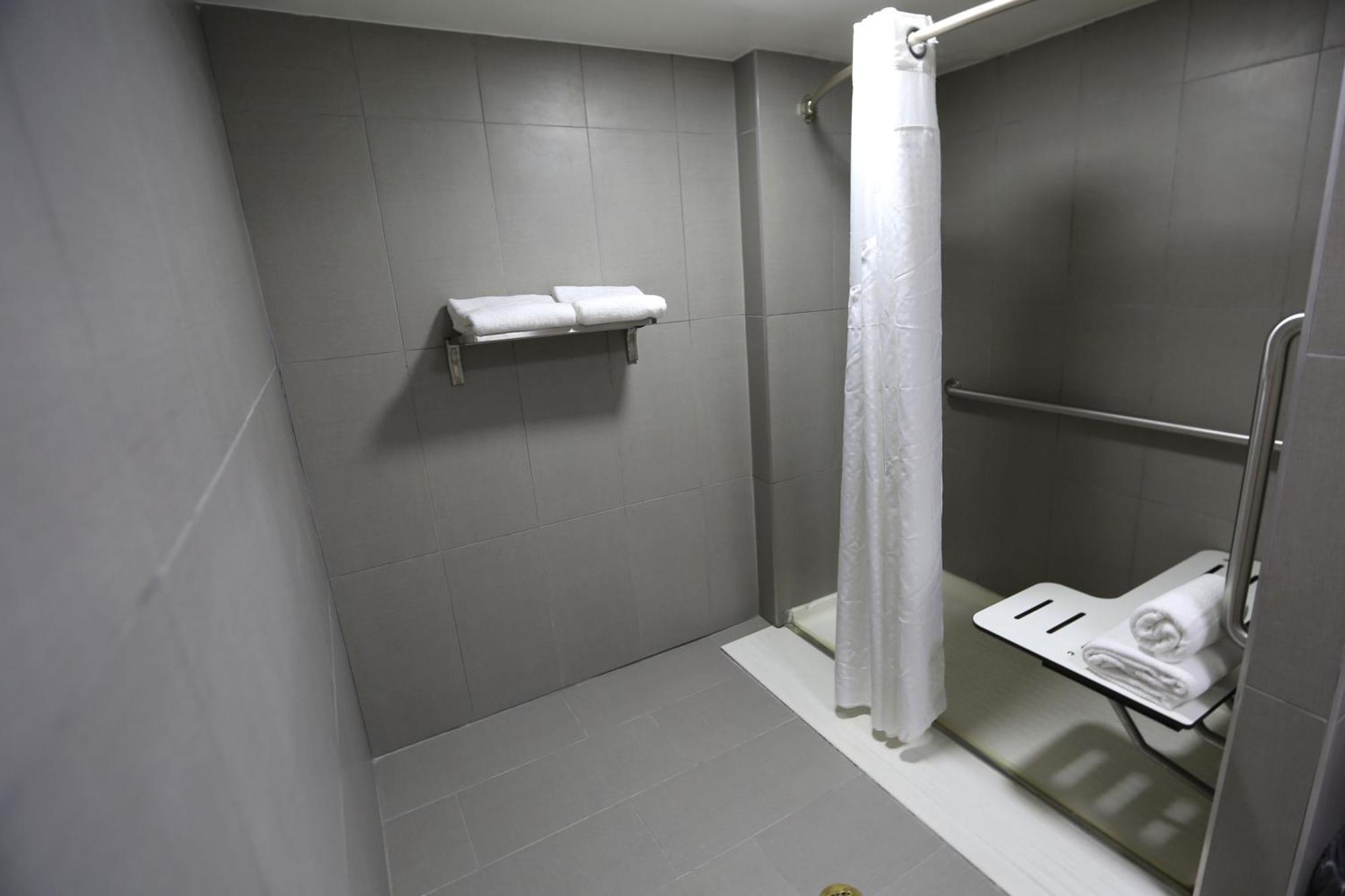 Double Room - Mobility Access with Roll-in Shower,1438337878:JPEG