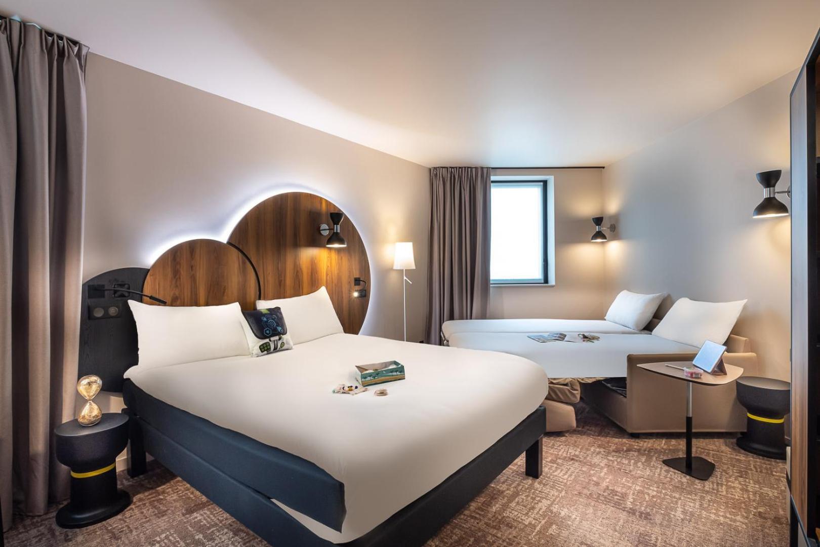 Standard Room with One Double Bed and Two Single Beds,1731578957:JPEG