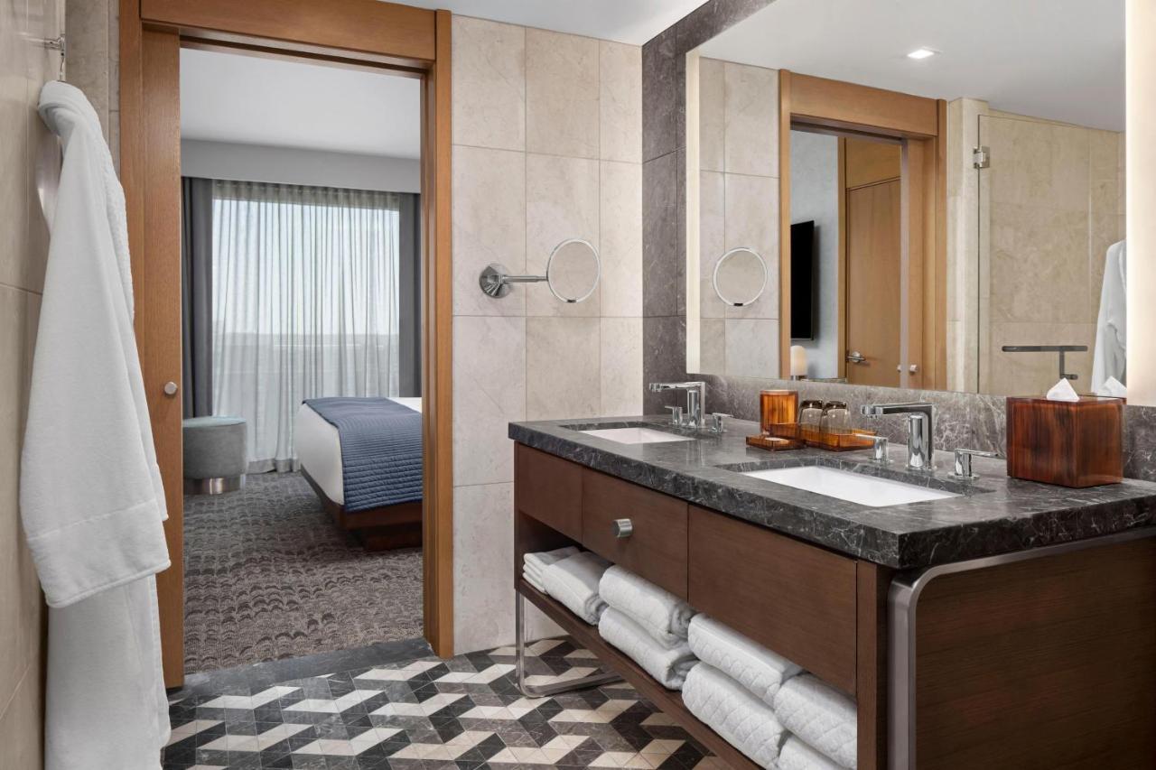 Corner King Suite with City View