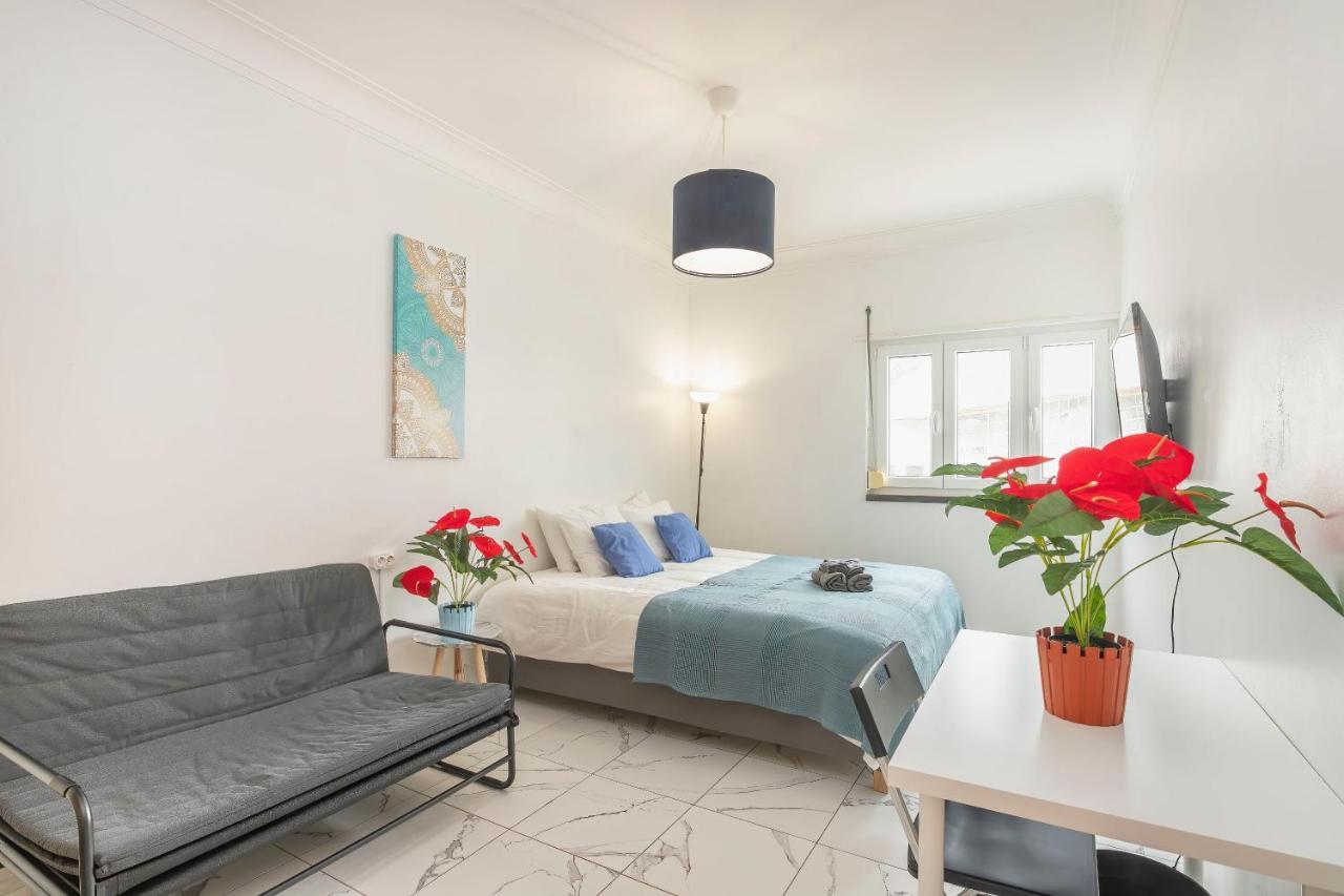 Quarto Triplo Básico com Casa de Banho Partilhada
