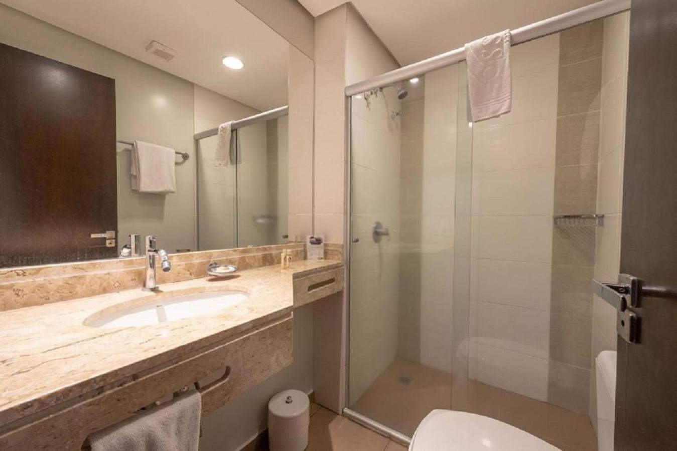 Quarto com Cama Queen-size e Vista da Piscina