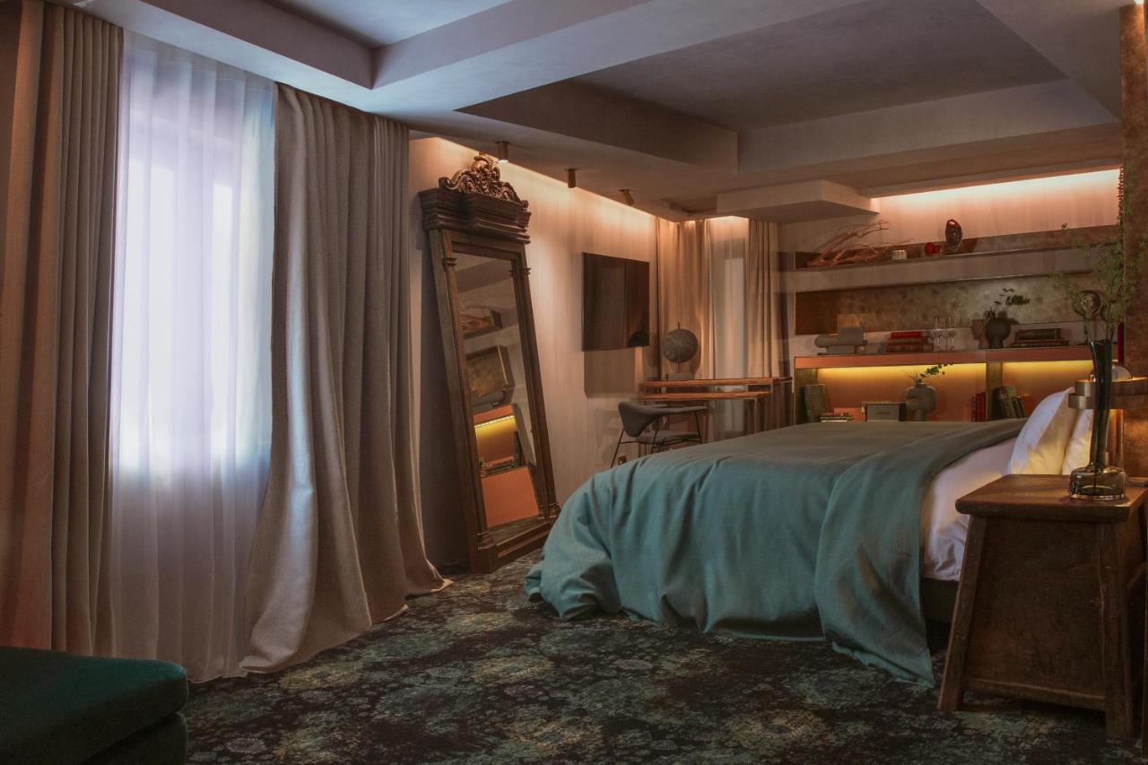 Kamer met Kingsize Bed en Rolstoeltoegankelijke Douche - Geschikt voor Gasten met een Lichamelijke Beperking