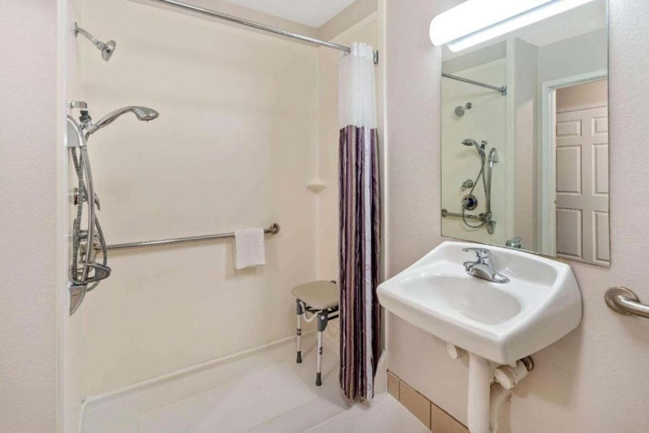 Queen Room with Two Queen Beds and Roll-in Shower - Mobility/Hearing Accessible - Non-Smoking,1533004525:JPEG