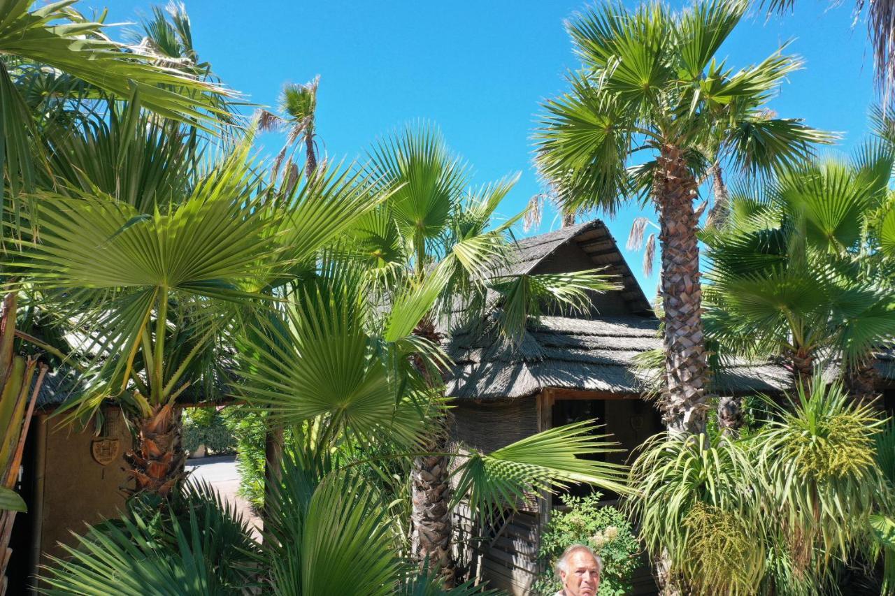 Premium Garden Tiki Hutte - 1 Slaapkamer en Slaapbank (2 Volwassenen en 2 Kinderen)