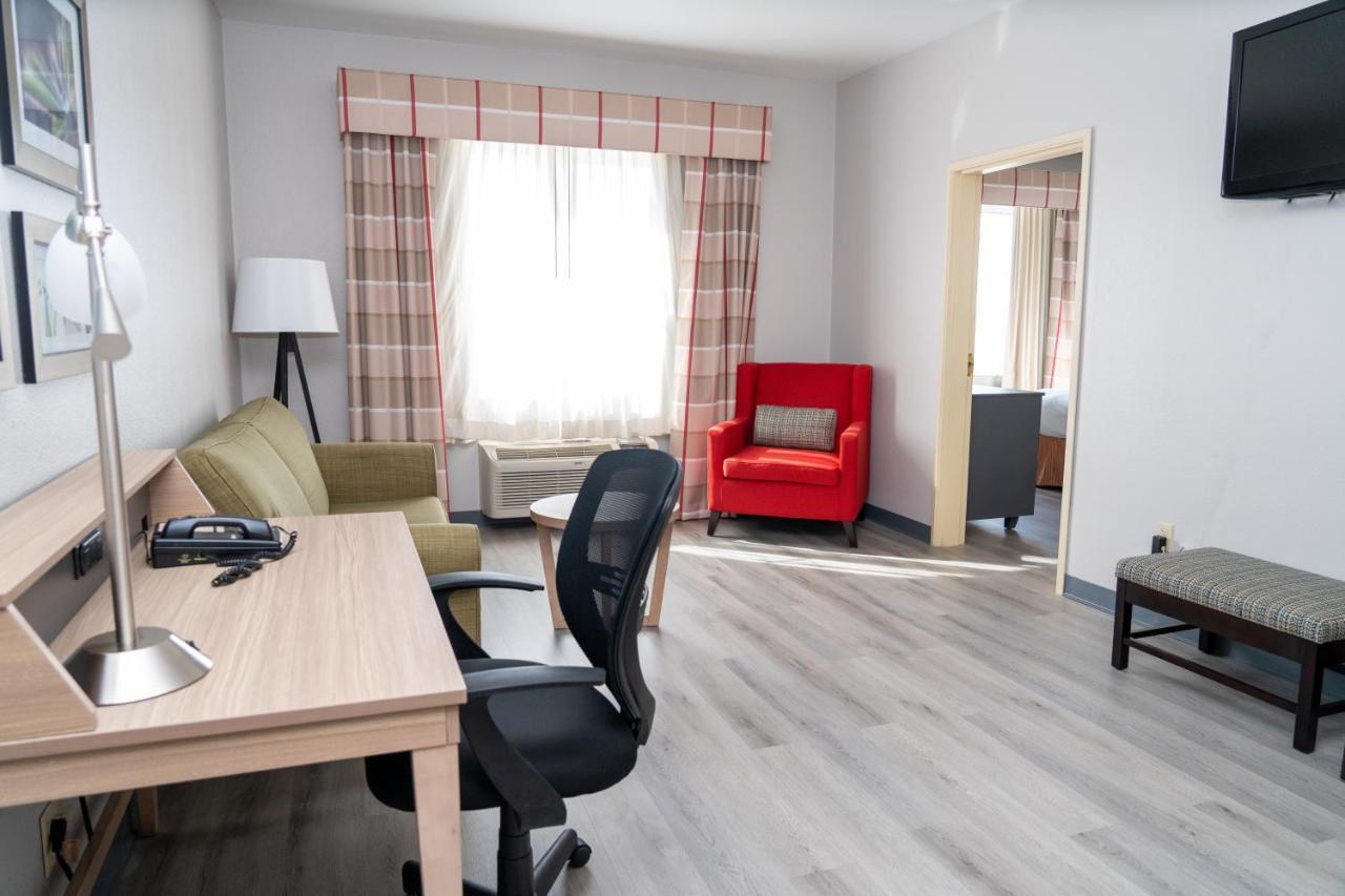 King Suite with Living Room - Non Smoking