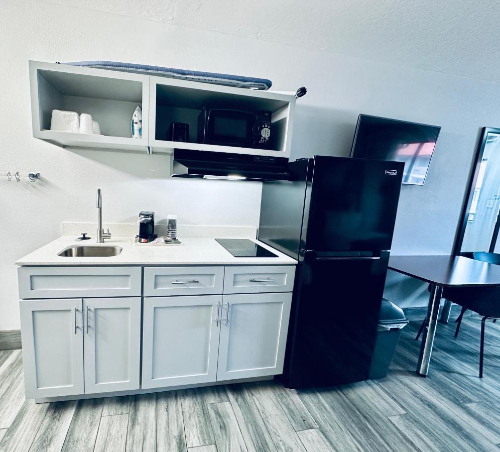 Deluxe King Suite - Non-Smoking