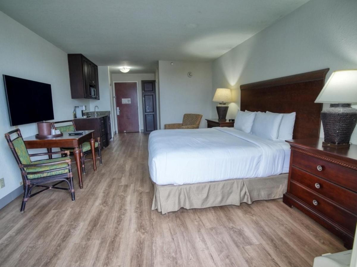 Zimmer mit Kingsize-Bett und Poolblick