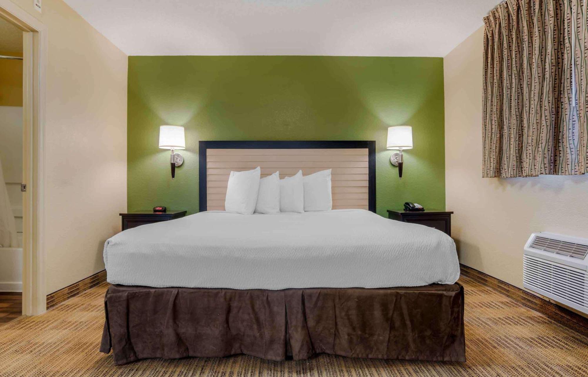 Deluxe Studio One King Bed Non-Smoking,1499620489:JPEG
