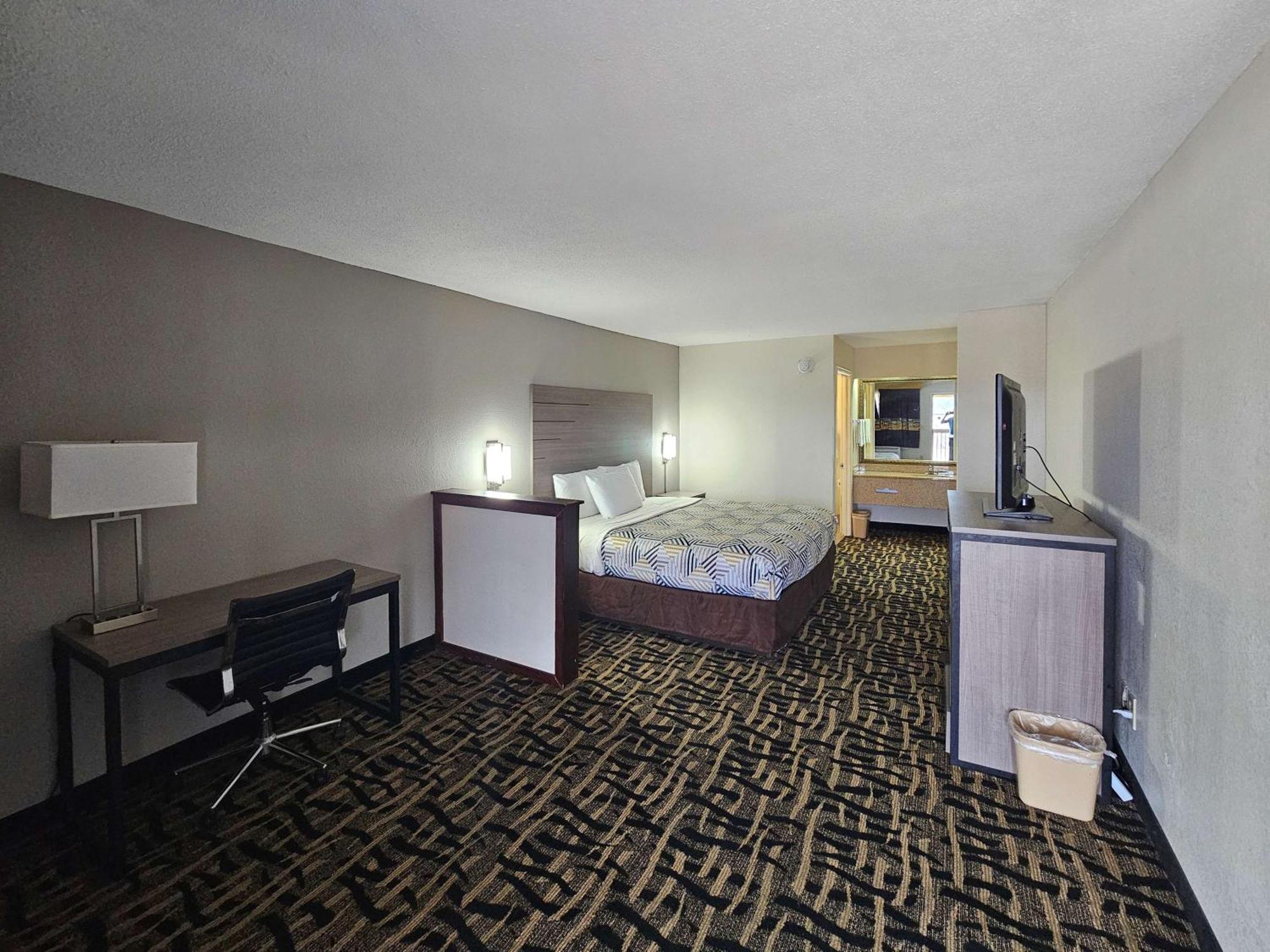 King Room with Roll-in Shower - Disability Access - Non-Smoking