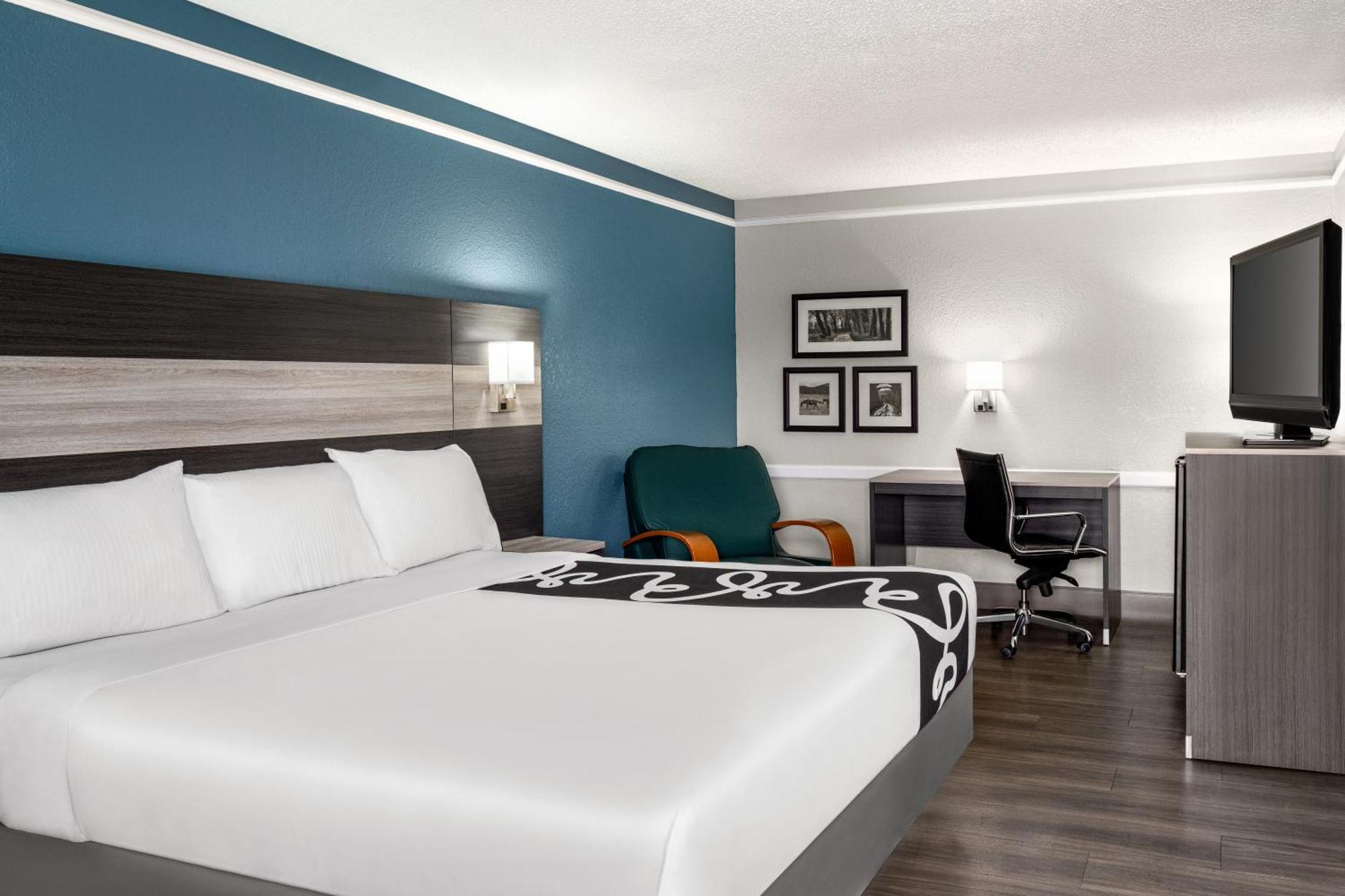 1 King Bed, Mobility/Hearing Accessible Room, Bathtub w/ Grab Bars, Non-Smoking