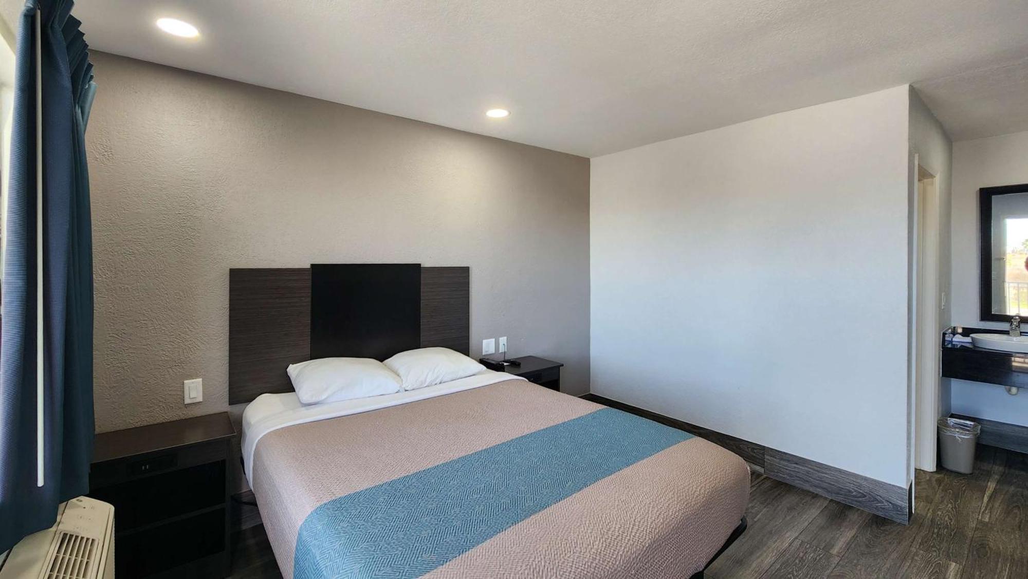 1 Queen Bed | Micfridge