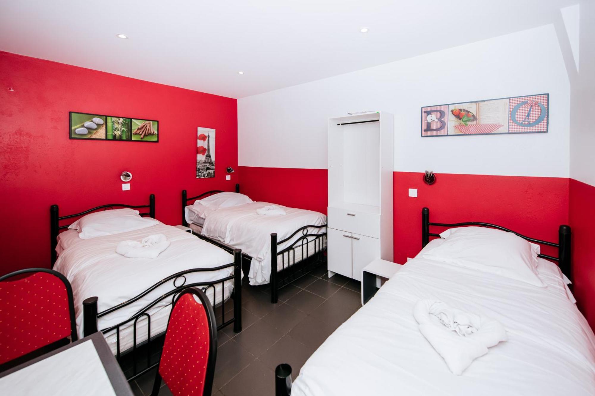 Quarto Triplo com Banheiro Compartilhado