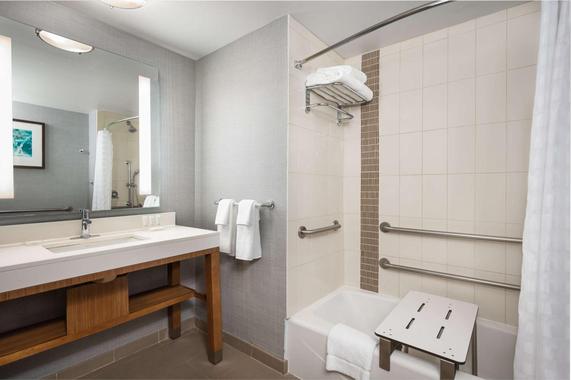 Chambre Lit King-Size pour Personnes à Mobilité Réduite avec Canapé-Lit et Baignoire Adaptée