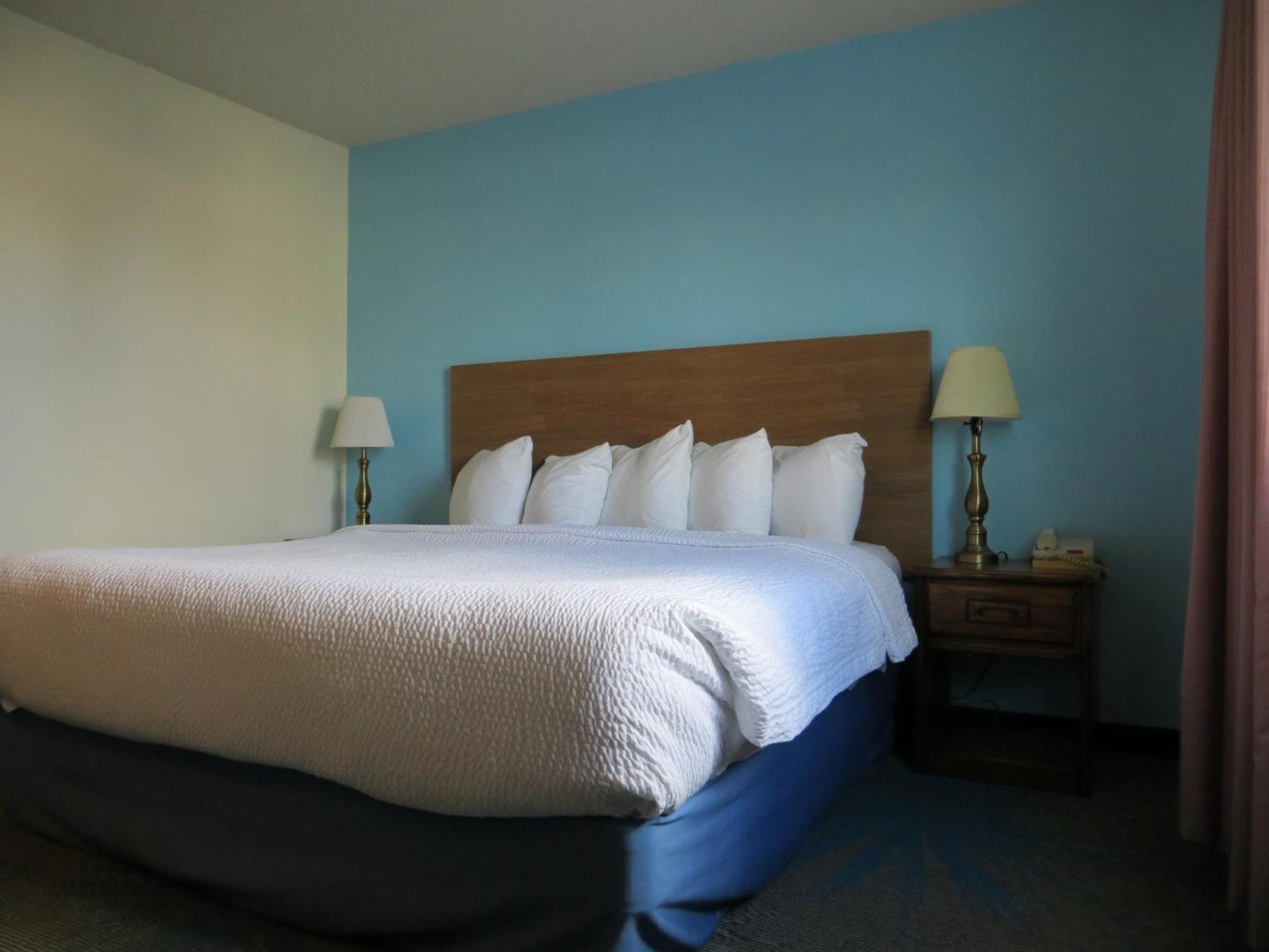 1 King Bed, Mobility/Hearing Accessible Room, Bathtub w/ Grab Bars