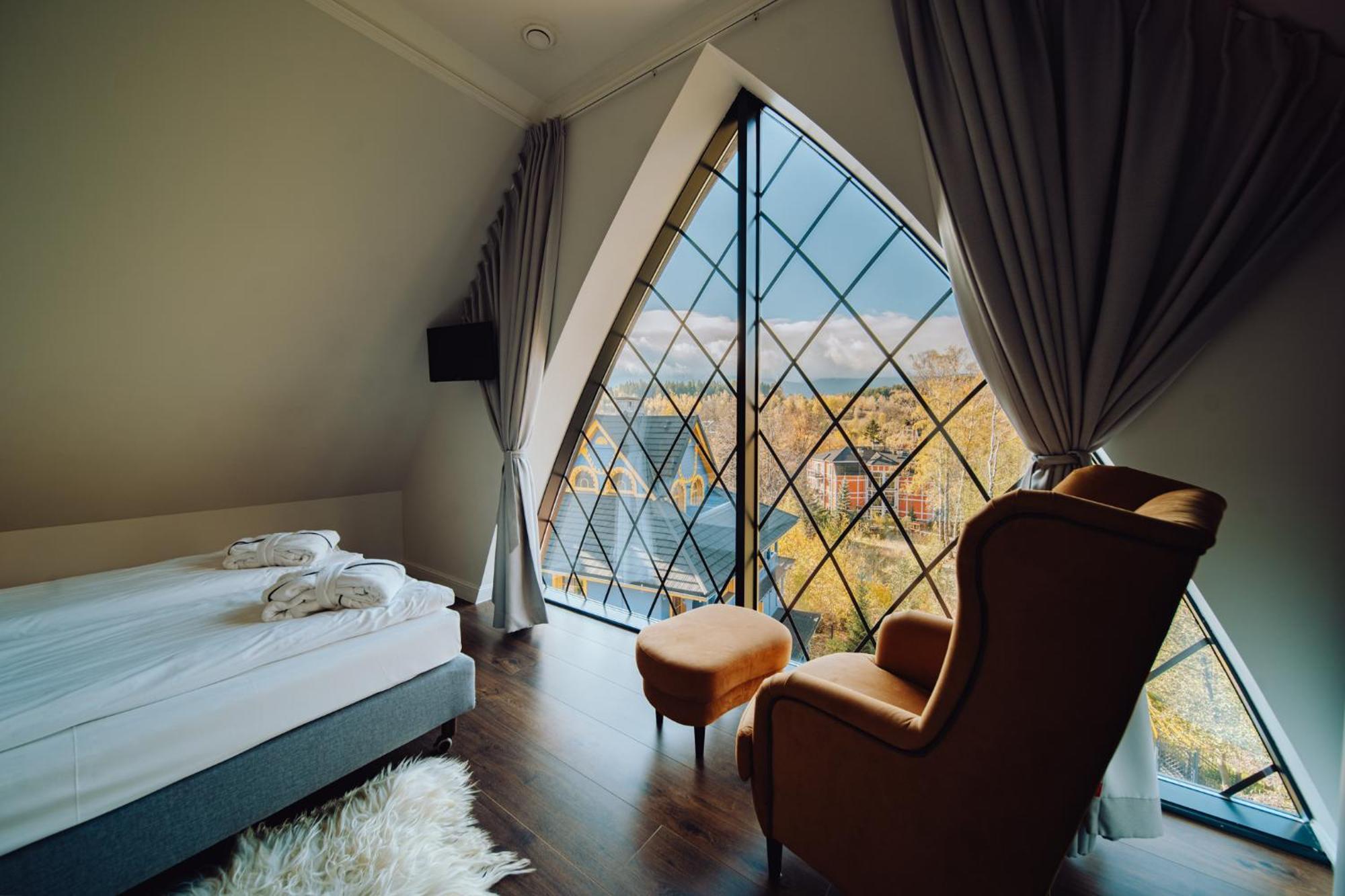 Penthouse Infinity Apartment with living room, two bedrooms and balcony