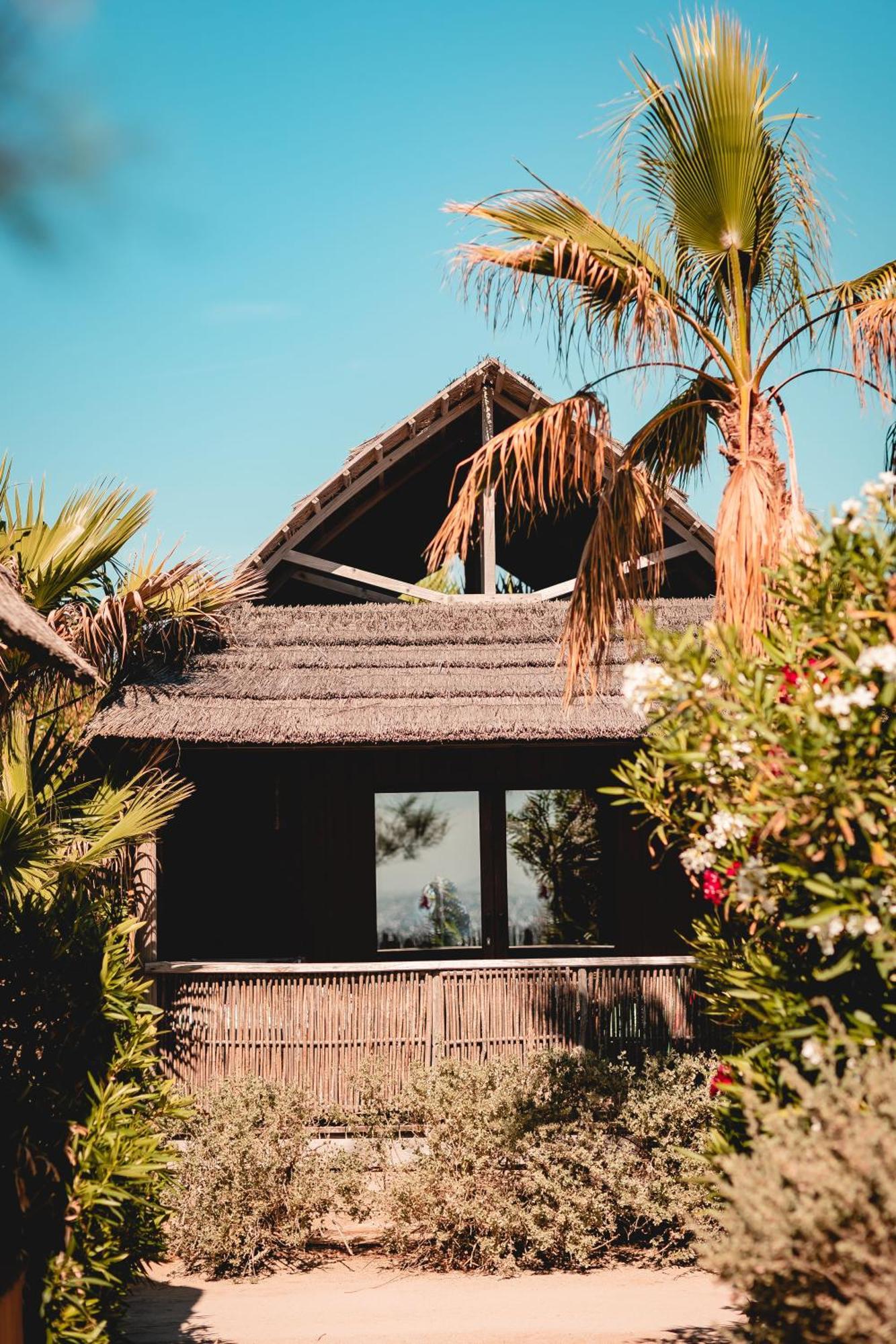 Garden Tiki Hutte Premium - Bungalow met 2 Slaapkamers (4 Volwassenen + 2 Kinderen)
