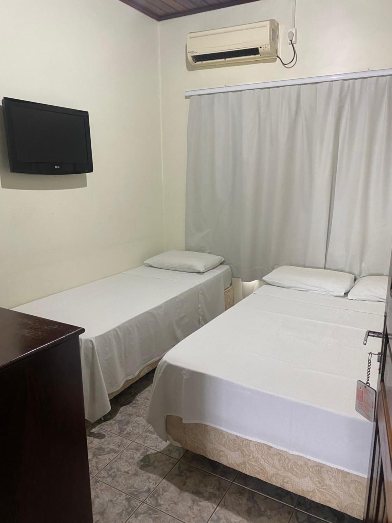 Quarto com 2 Camas de Solteiro e Banheiro