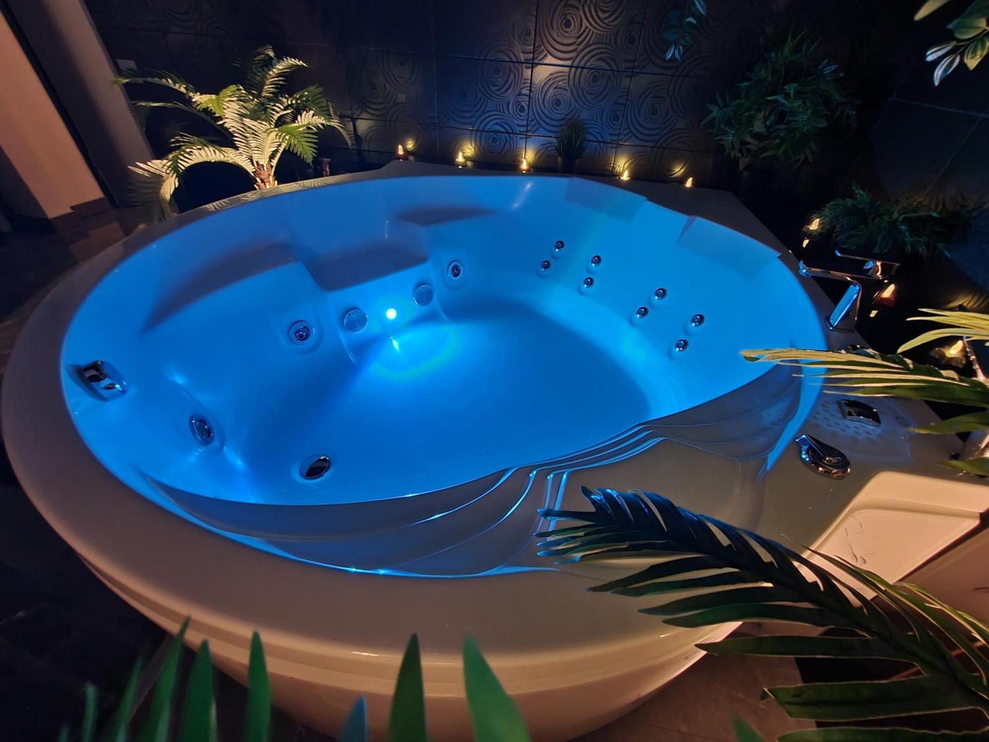 Suite mit Kingsize-Bett mit Whirlpool