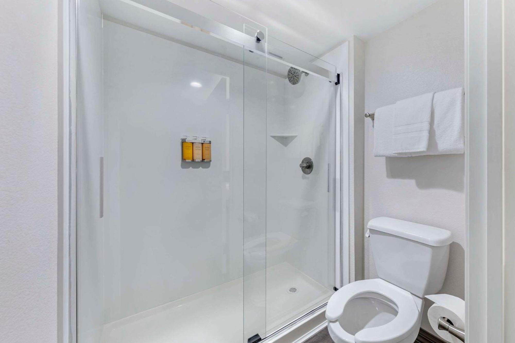 King Room 1st Floor Roll In Shower - Accessible/Non Smoking