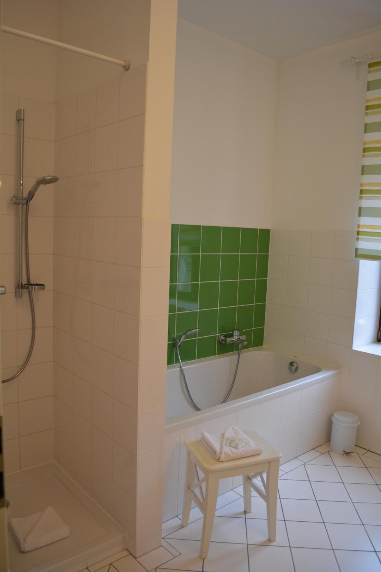 Dreibettzimmer mit Badewanne