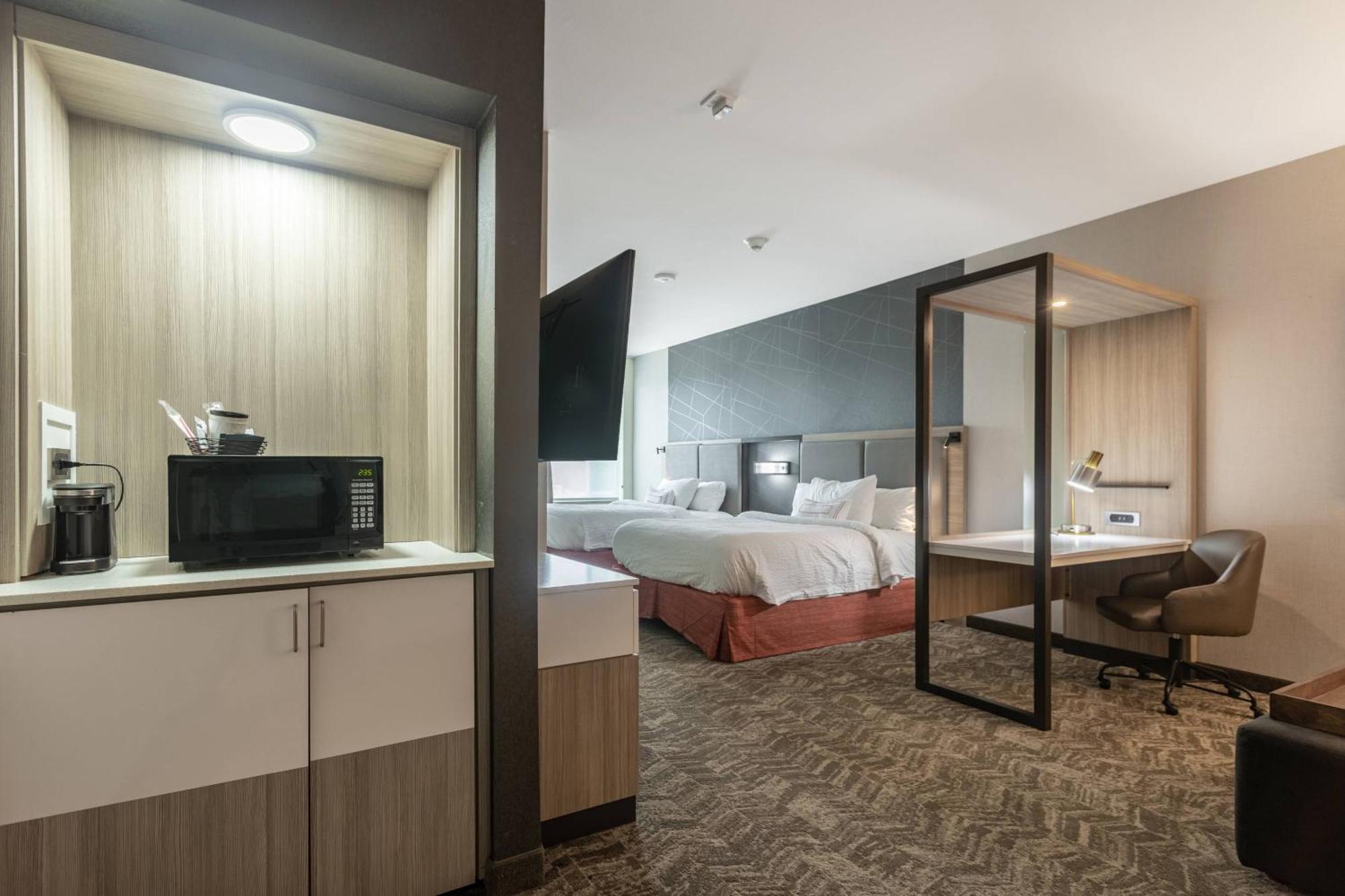 Queen Suite with Two Queen Beds, Bathtub and Trundle Sofa - Mobility Access