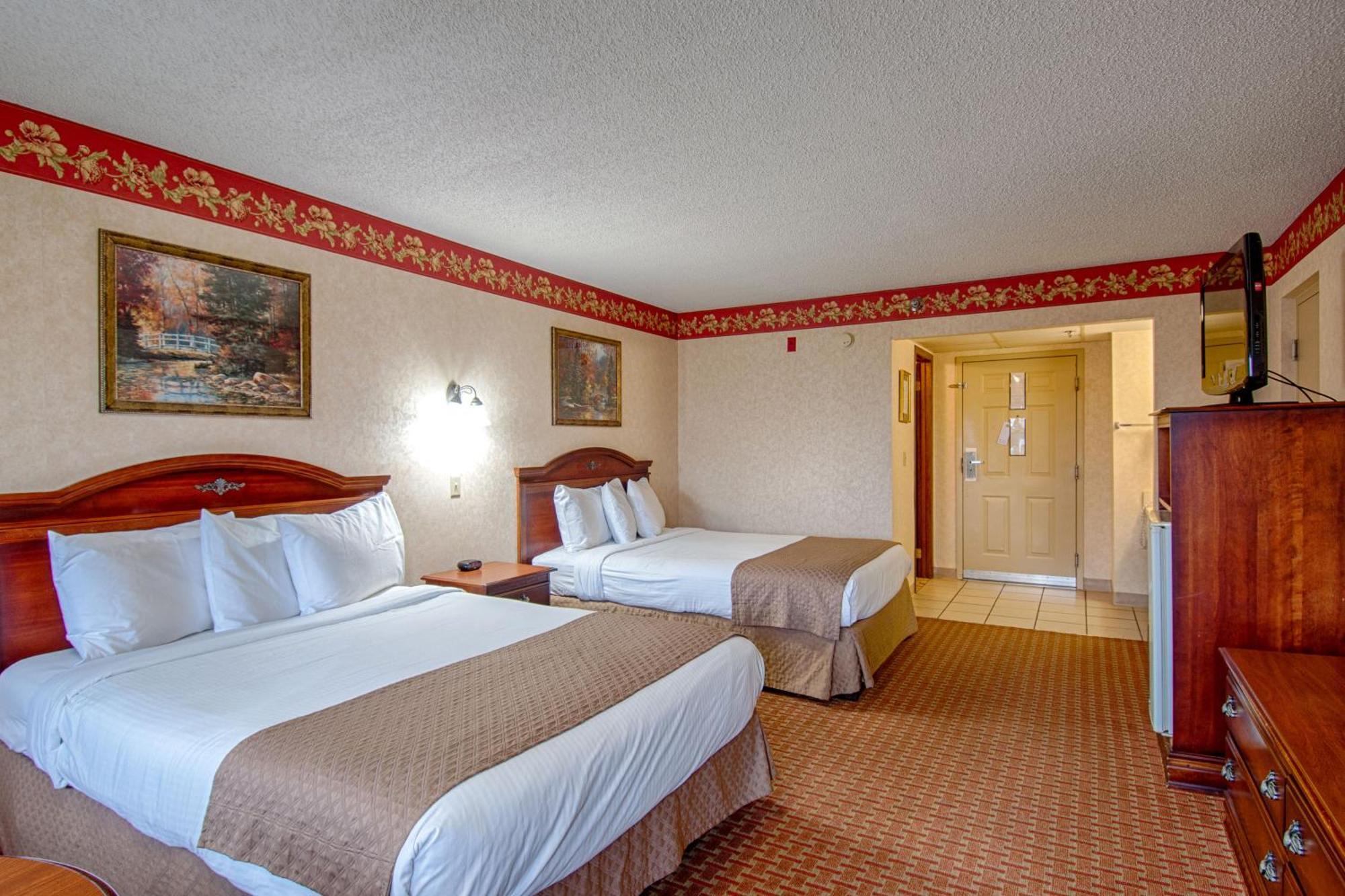 Quadruple Room Two Queen Beds Balcony Non Smoking or Interior Corridor,1499482216:JPEG
