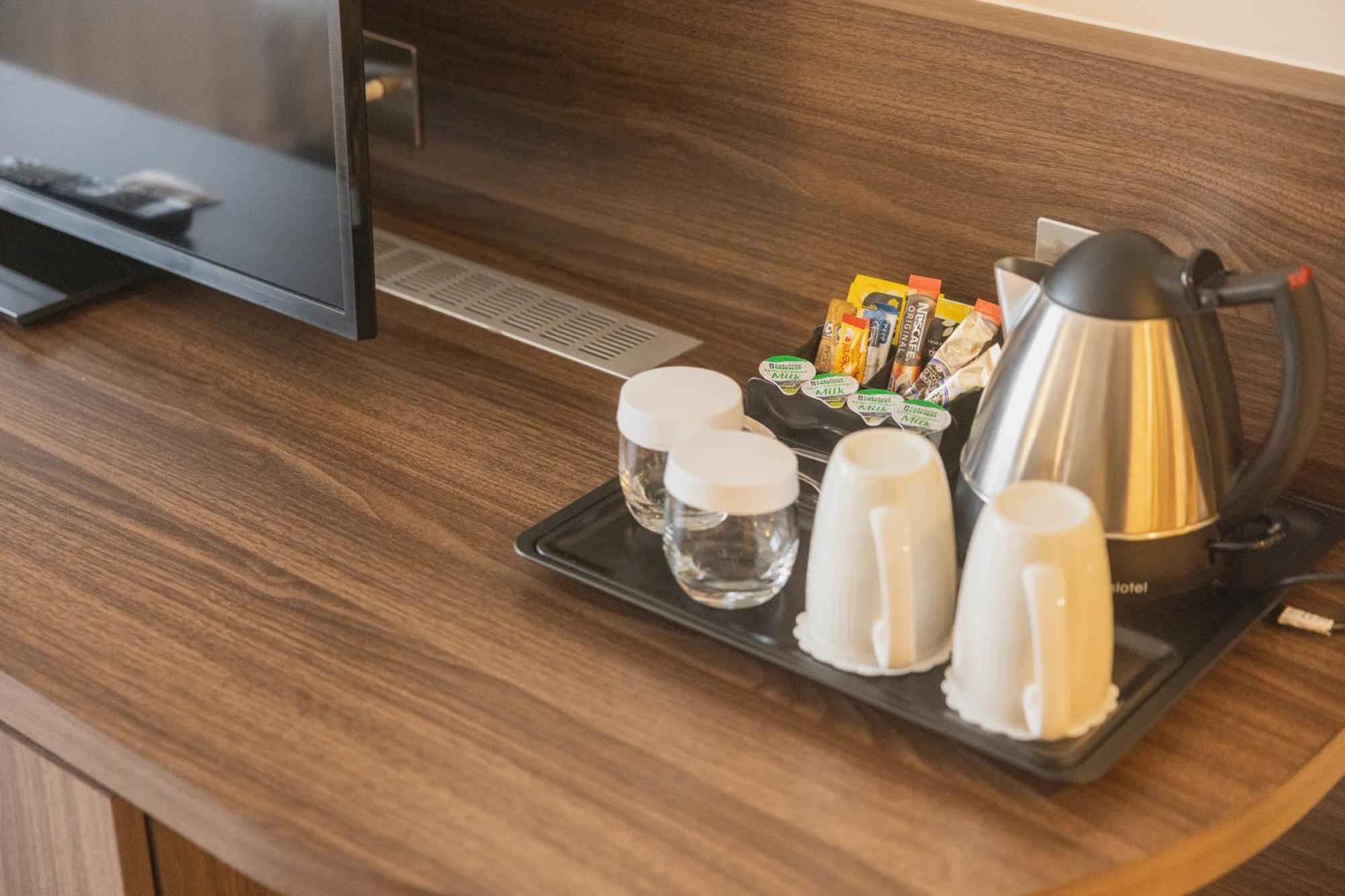 Chambre Lit Queen-Size Accessible aux Personnes à Mobilité Réduite