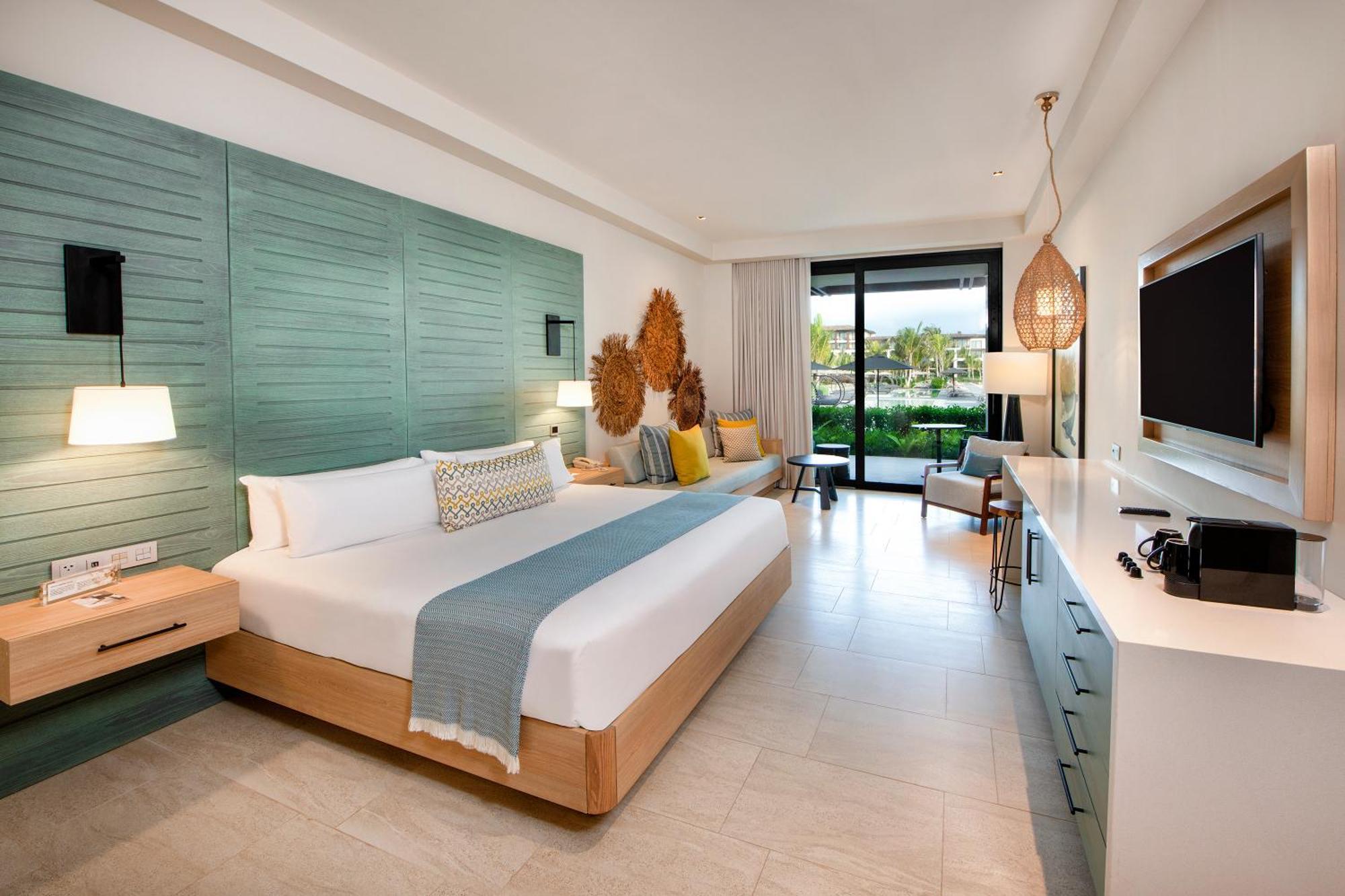 Resort Junior Suite mit Kingsize-Bett und Poolblick