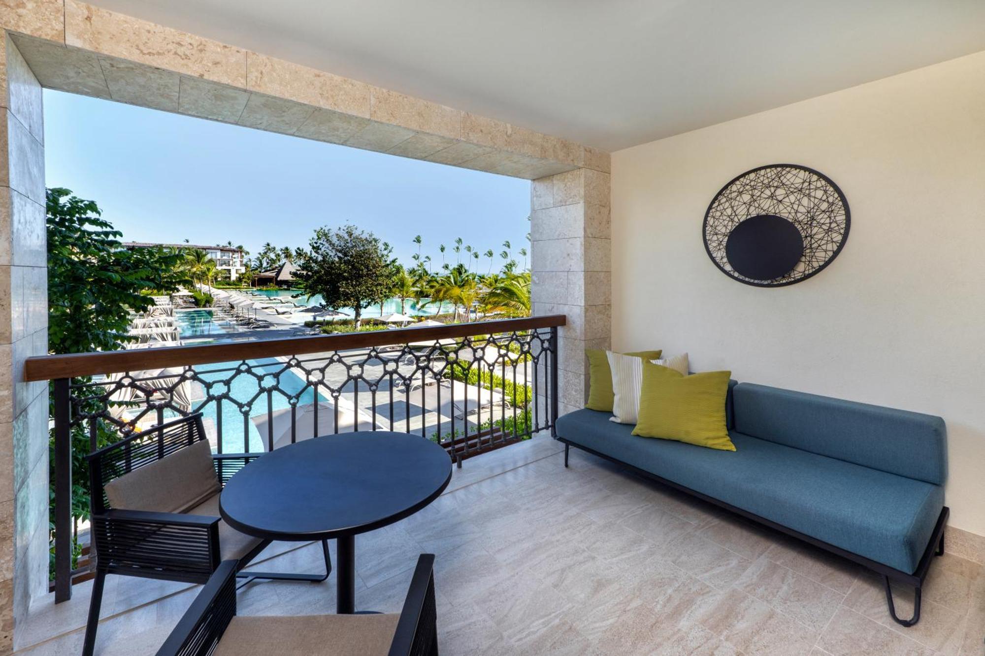 Resort Junior Suite mit Queensize-Bett und Poolblick