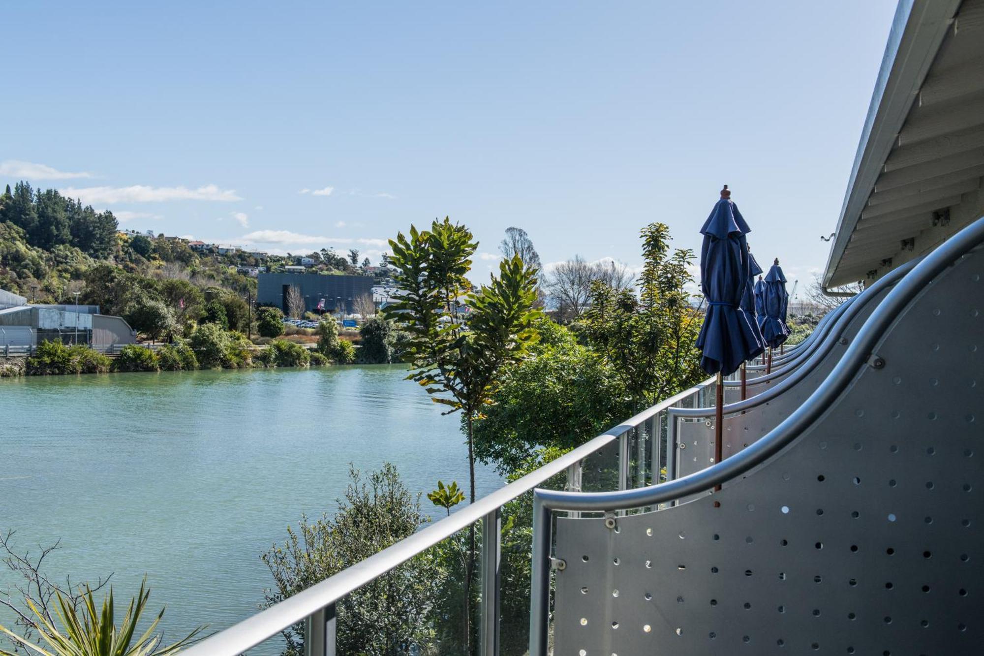 Riverfront Studio with Double Spa
