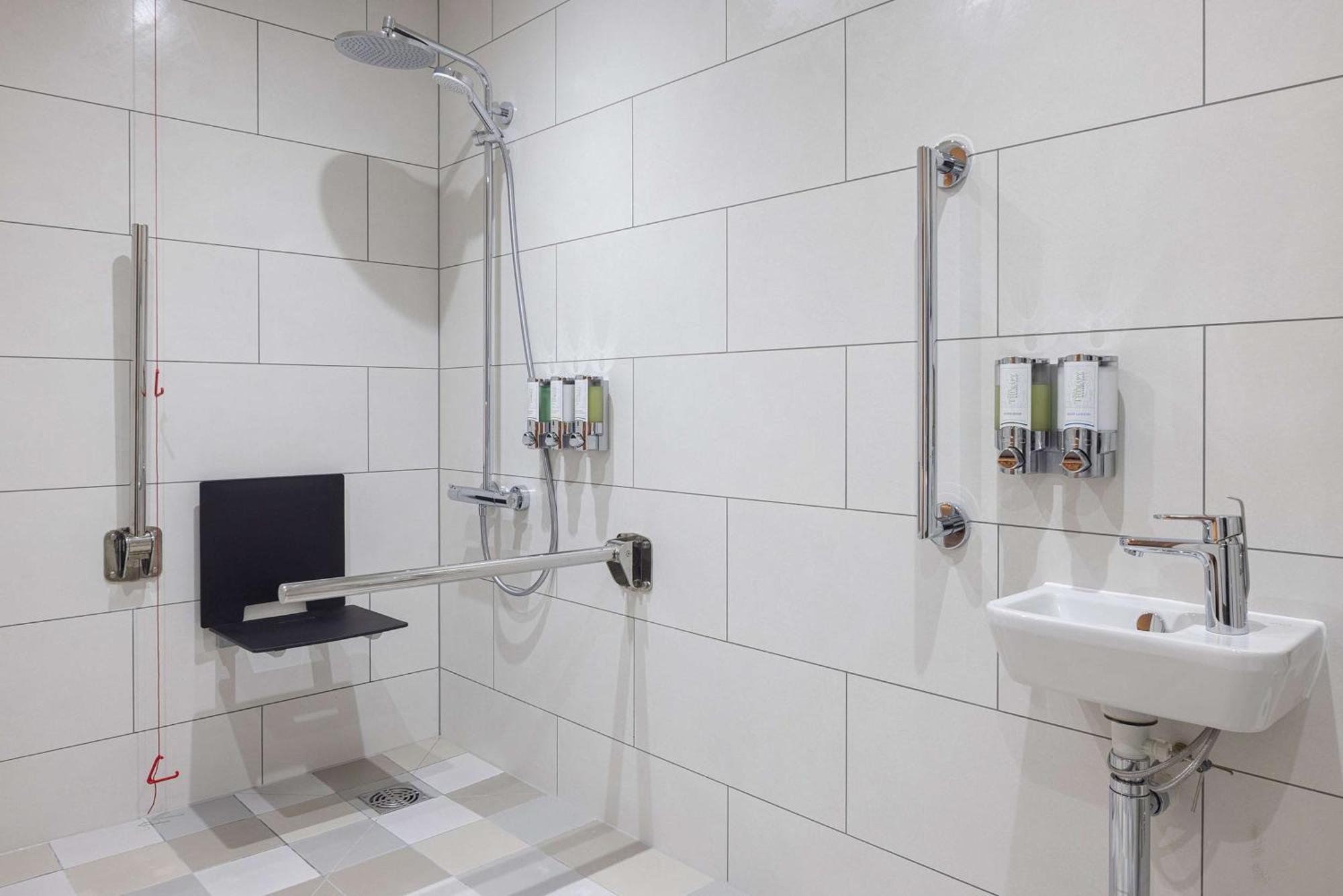 Habitación con cama grande adaptada para personas de movilidad reducida