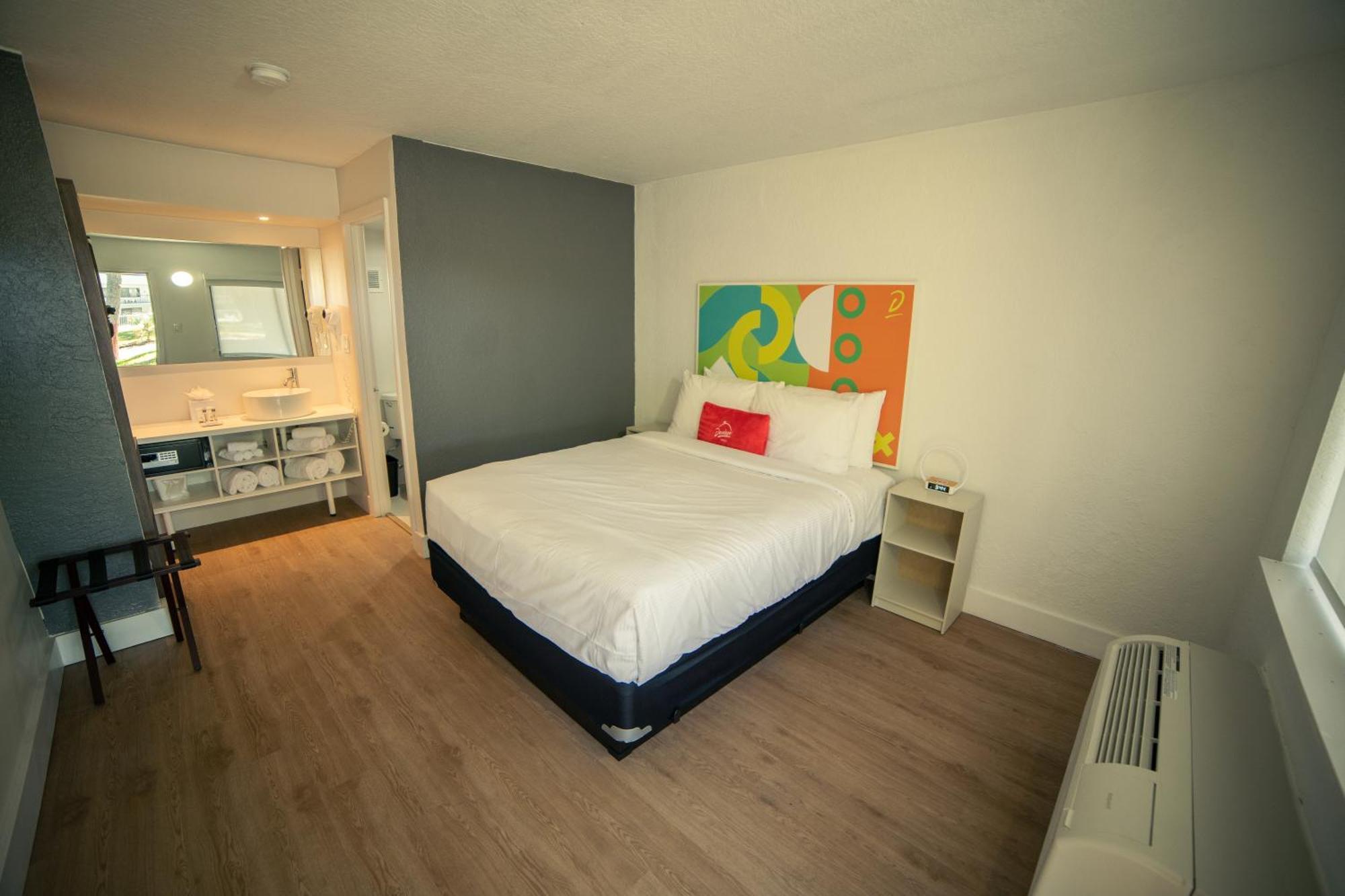 Barrierefreies Zimmer mit Queensize-Bett und rollstuhlgerechter Dusche – für Hörgeschädigte und Personen mit eingeschränkter Mobilität geeignet, Nichtraucher