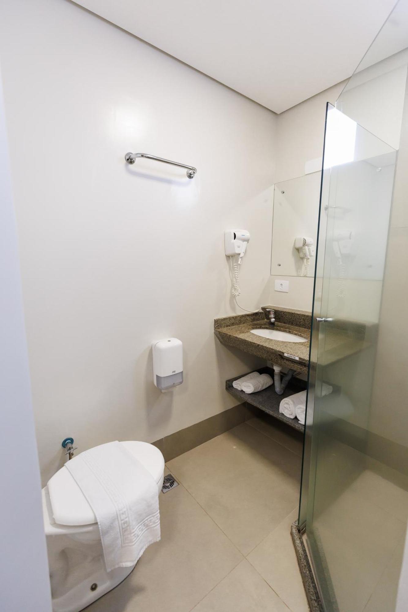 Quarto com Cama de Casal ou 2 de Solteiro
