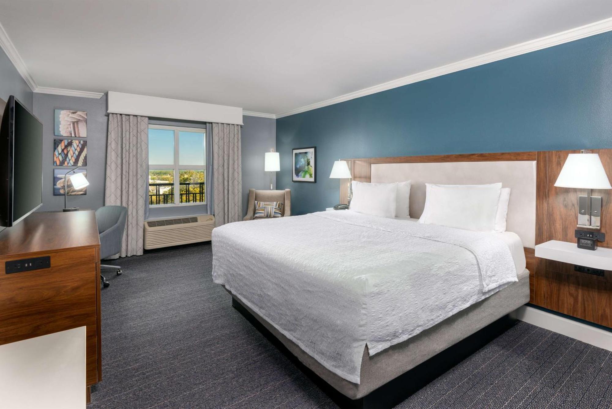 King Room with King Bed - Non-Smoking